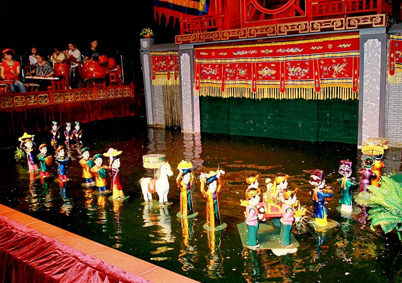  9. Rối nước. "Múa rối nước có nguồn gốc từ các làng của đồng bằng sông Hồng ở miền Bắc Việt Nam, và có niên đại từ thế kỷ thứ 11. Để xem một chương trình múa rồi, bạn hãy đến Nhà hát Múa rối nước Thăng Long ở Hà Nội" - Piumi Rajapaksha.