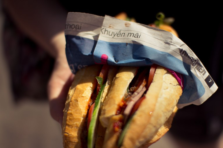  3. Bánh mì. "Sandwich rất tuyệt vời, nhưng bánh mì Việt thậm chí còn tuyệt hơn. Sau khi bánh mì được người Pháp giới thiệu sang Việt Nam, người Việt đã cải biến nó bằng cách thêm vào các loại thịt khác nhau như thịt lợn nướng, thịt gà kéo, thịt bò và rau..." - Piumi Rajapaksha .