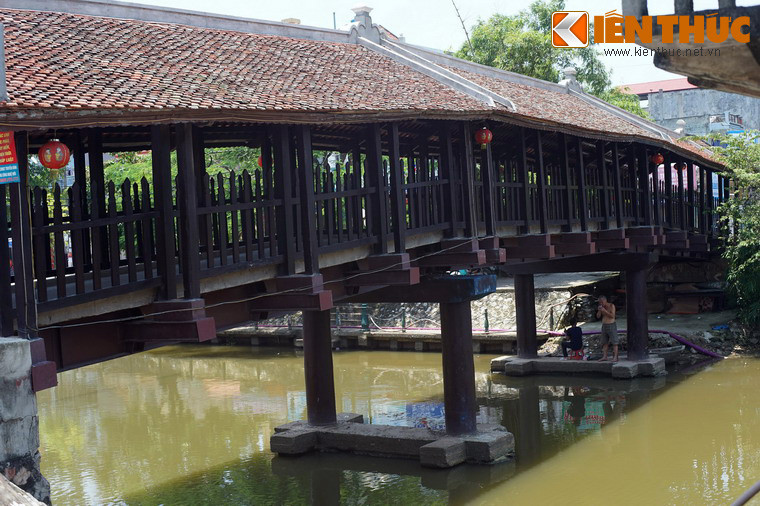 So với các cầu ngói cổ khác, cầu ngói Phát Diệm có phần dài hơn với chiều dài 36 mét, chia thành 3 nhịp, mỗi nhịp có 4 gian.