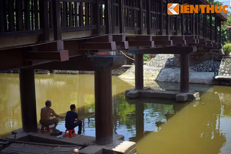 Theo thời gian, một số hạng mục của cầu bị xuống cấp nên vào thập niên 1970-1980 cầu đã được tu sửa lại với các mố và rầm được làm bằng xi măng, sắt thép.