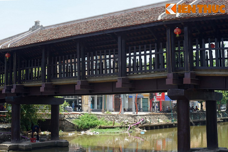 Cầu vừa có chức năng giao thông, vừa là điểm dừng chân tránh mưa nắng, nơi đôi lứa hẹn hò của người dân Phát Diệm trong nhiều thế hệ.