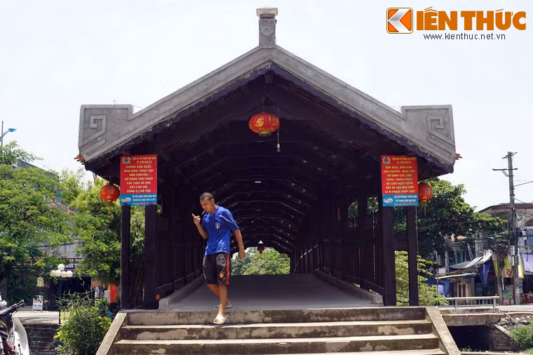 Hai đầu cầu có các bậc tam cấp dẫn lên.