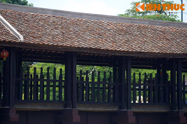 Trên cầu có mái che lợp ngói đỏ truyền thống của vùng đồng bằng Bắc Bộ.