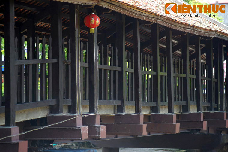 Hai bên lối đi có hai dãy lan can và cột đều bằng gỗ lim.