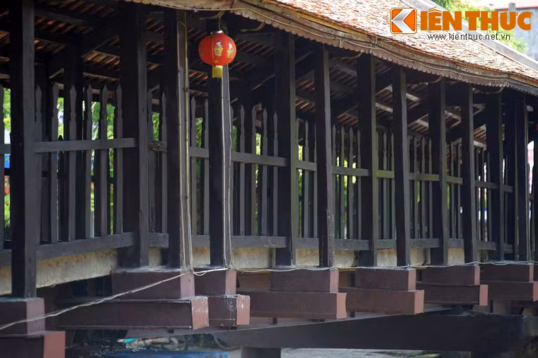 Hai bên lối đi có hai dãy lan can và cột đều bằng gỗ lim.