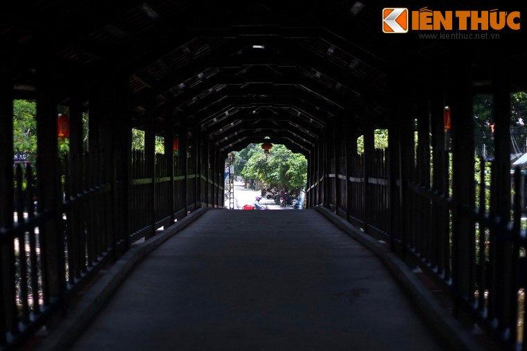 Mặt cầu rộng khoảng 3 mét.