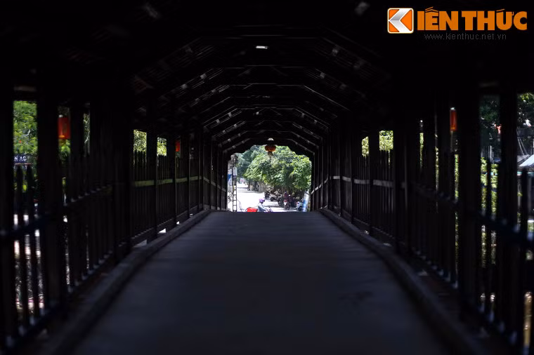 Mặt cầu rộng khoảng 3 mét.