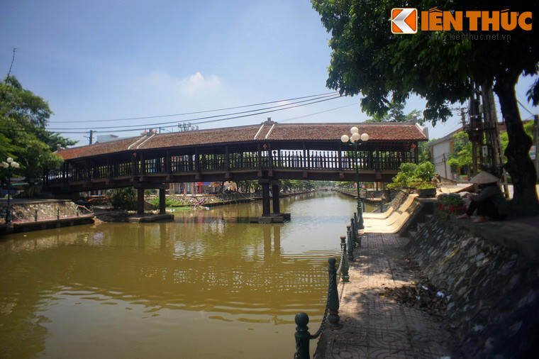 Được xây dựng từ năm 1902, cầu có kiến trúc "thượng đình hạ kiều" tức phía trên là đình, phía dưới là cầu.