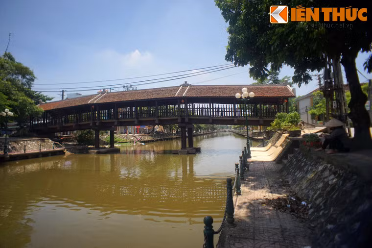 Được xây dựng từ năm 1902, cầu có kiến trúc "thượng đình hạ kiều" tức phía trên là đình, phía dưới là cầu.