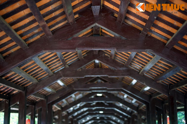 Mái, cột, kèo, vì, khóa gian, dui, mè... đều được làm bằng gỗ lim.