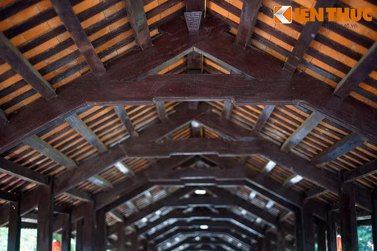 Mái, cột, kèo, vì, khóa gian, dui, mè... đều được làm bằng gỗ lim.