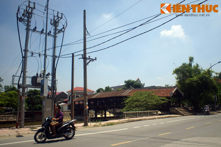 Với nét độc đáo của mình, cầu ngói Phát Diệm đã được in hình trên tem bưu chính Việt Nam, bên cạnh cầu ngói Thanh Toàn (Thừa Thiên - Huế) và cầu ngói chợ Lương (Nam Định).