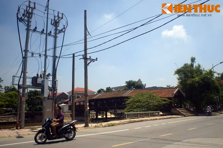 Với nét độc đáo của mình, cầu ngói Phát Diệm đã được in hình trên tem bưu chính Việt Nam, bên cạnh cầu ngói Thanh Toàn (Thừa Thiên - Huế) và cầu ngói chợ Lương (Nam Định).