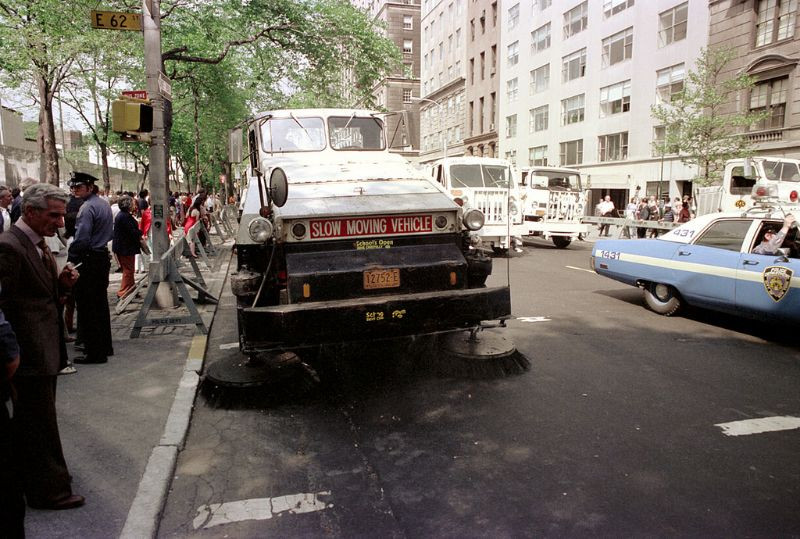 Xe dọn đường trên đại lộ số 5 của thành phố New York. Ảnh: Nick Dewolf.