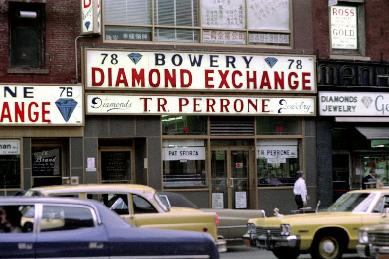 Cửa hàng giao dịch kim cương ở đường Bowery, khu Phố Tàu. Ảnh: Nick Dewolf.