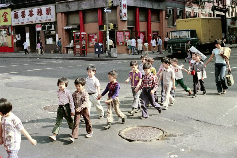 Trẻ em người Hoa qua đường ở khu Phố Tàu. Ảnh: Nick Dewolf.