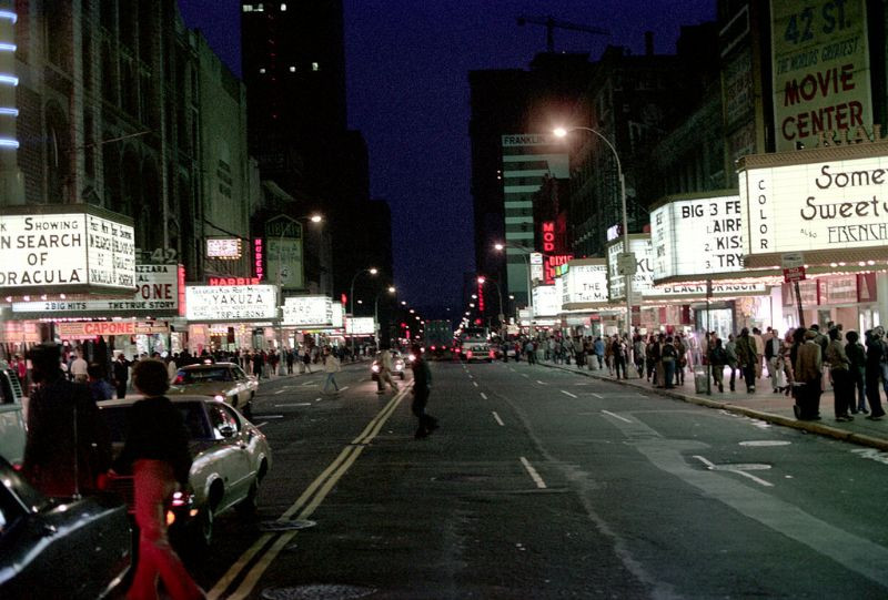 Buổi tối trên đường số 42. Ảnh: Nick Dewolf.