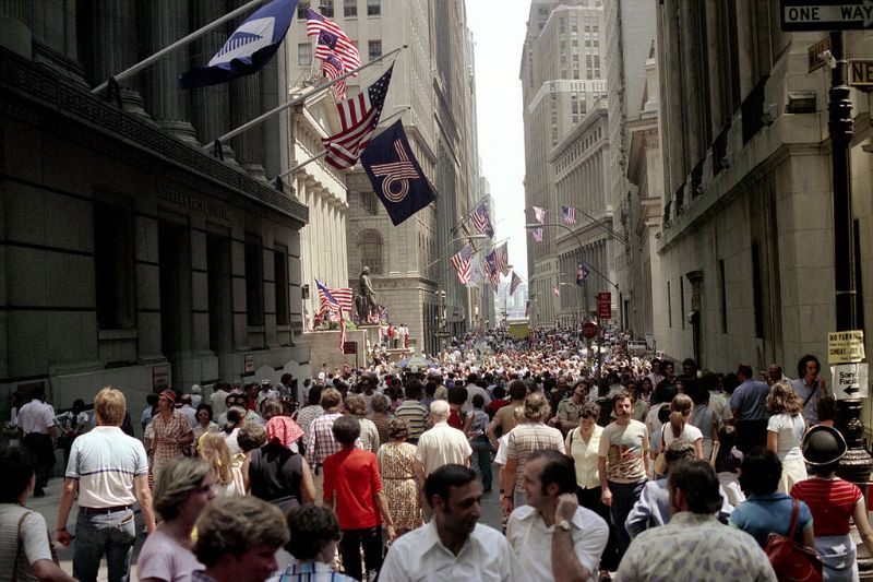 Khung cảnh nhộn nhịp ở phố Wall, con phố tài chính quan trọng nhất nước Mỹ. Ảnh: Nick Dewolf.
