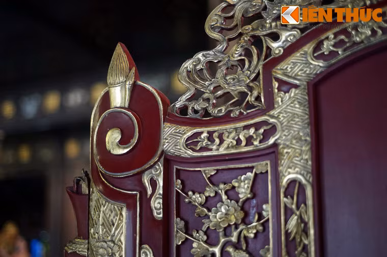 Phần thân là bức cuốn thư, một biểu tượng cho sự đề cao học vấn của người xưa. Ảnh: Hai bên cuốn thư của trấn phong Hà Thanh Danh Thế có hình tượng bút và kiếm, tượng trưng cho kiến thức và sức mạnh.