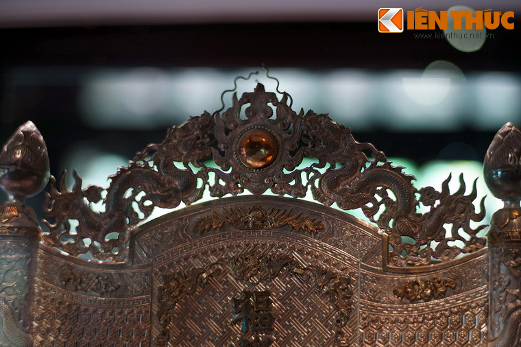 Những chiếc trấn phong trong cung đình nhà Nguyễn thường từ vật liệu quý, được tạo tác rất cầu kỳ. Ảnh: Dải trang trí Lưỡng long chầu nguyệt trên đỉnh trấn phong Phúc Lộc Thọ Toàn.