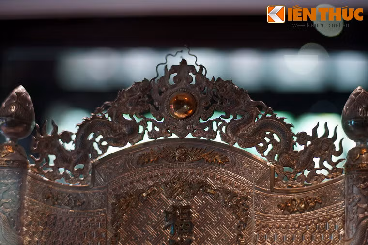 Những chiếc trấn phong trong cung đình nhà Nguyễn thường từ vật liệu quý, được tạo tác rất cầu kỳ. Ảnh: Dải trang trí Lưỡng long chầu nguyệt trên đỉnh trấn phong Phúc Lộc Thọ Toàn.