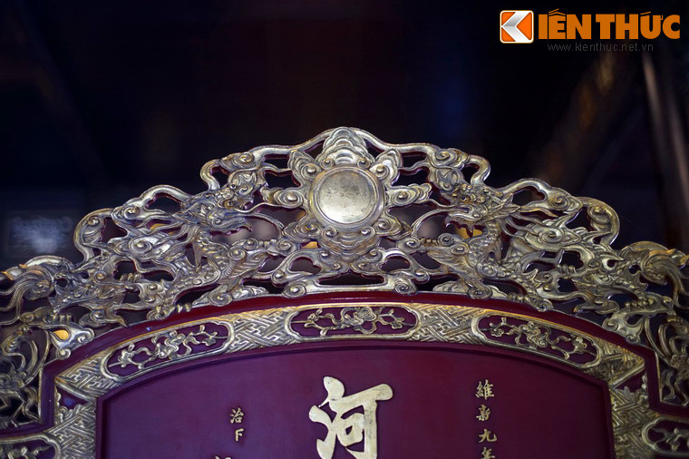 Ngoài công dụng che chắn, trấn phong còn là vật dụng trang trí nên yếu tố thẩm mỹ thường được đề cao. Ảnh: Dải trang trí Lưỡng long chầu nguyệt trên đỉnh trấn phong Hà Thanh Danh Thế.