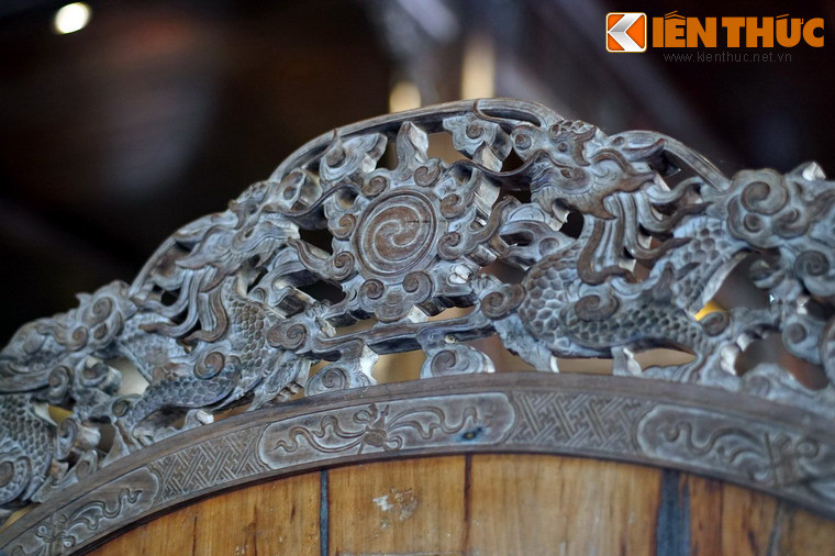 Dải trang trí Lưỡng long chầu nguyệt trên đỉnh trấn phong Thiên Tử Từ Thần.