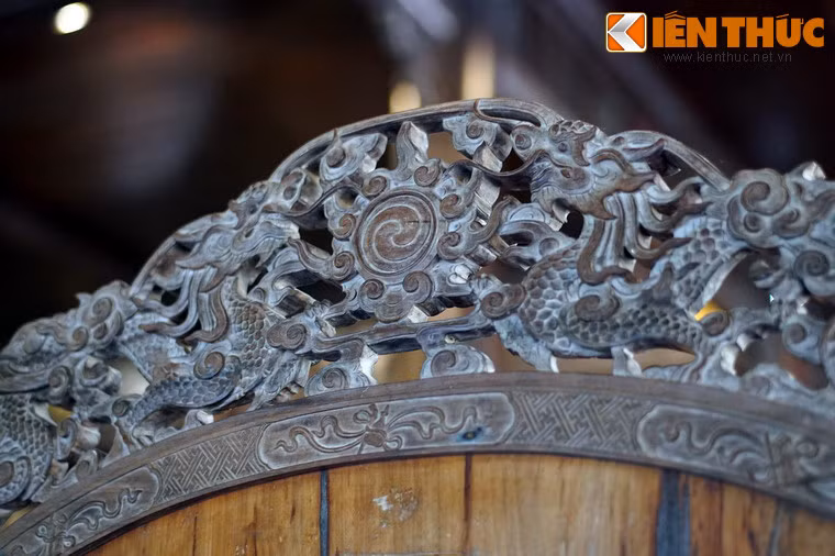 Dải trang trí Lưỡng long chầu nguyệt trên đỉnh trấn phong Thiên Tử Từ Thần.