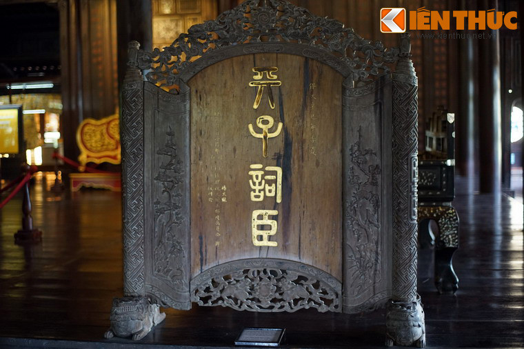 Trấn phong gồm hai phần, phần đế và phần thân, có thể di chuyển dễ dàng. Ảnh: Trần phong Thiên Tử Từ Thần làm bằng gỗ, 1941.