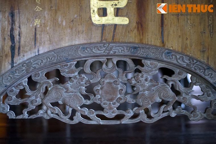 Hình tượng trang trí phổ biến là các linh vật, bát bửu, cảnh thiên nhiên. Ảnh: Hình tượng Lưỡng sư hí cầu trên trấn phong Thiên Tử Từ Thần.