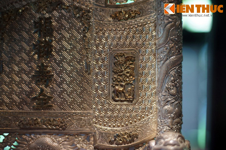 Chính giữa trấn phong khắc những lời hay chữ đẹp bằng Hán tự. Ảnh: Dòng chữ “Phúc Lộc Thọ Toàn” mang ý nghĩa mong cầu hạnh phúc, may mắn và tuổi thọ vẹn toàn.