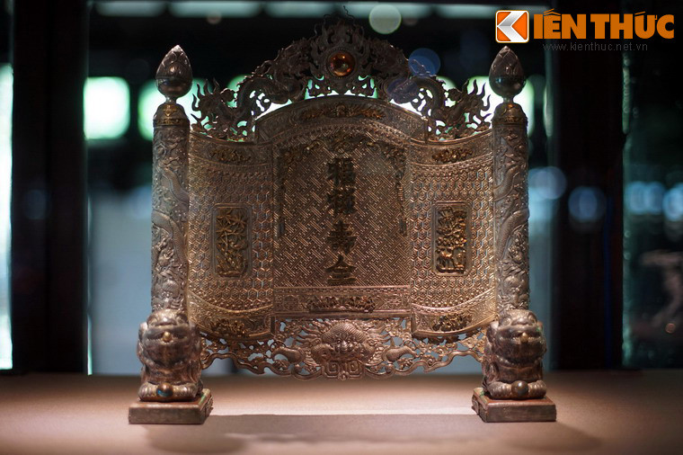 Kích cỡ của những chiếc trấn phong rất da dạng, từ loại lớn dùng để ngăn các gian nhà đến loại nhỏ đặt trên bàn. Ảnh: Trấn phong Phúc Lộc Thọ Toàn làm bằng bạc, đầu thế kỷ 20.