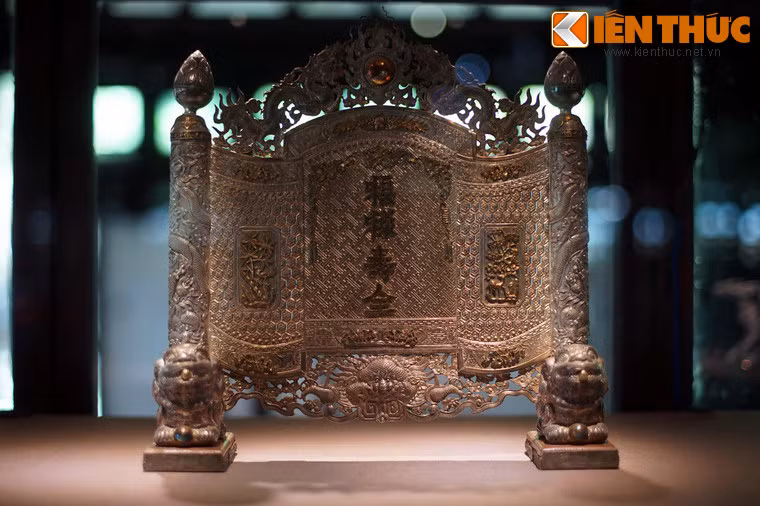 Kích cỡ của những chiếc trấn phong rất da dạng, từ loại lớn dùng để ngăn các gian nhà đến loại nhỏ đặt trên bàn. Ảnh: Trấn phong Phúc Lộc Thọ Toàn làm bằng bạc, đầu thế kỷ 20.