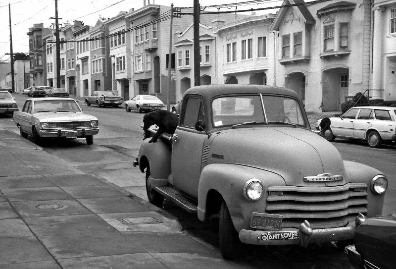 Một chiếc xe Chevrolet sản xuất năm 1951 đậu bên đại lộ Số 8, quận Richmond, San Francisco năm 1976. Ảnh: Dave Glass.
