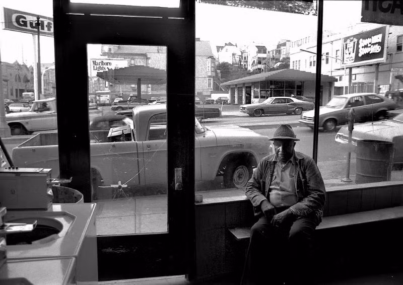 Trong một tiệm giặt ủi ở quận Western Addition, 1976. Ảnh: Dave Glass.