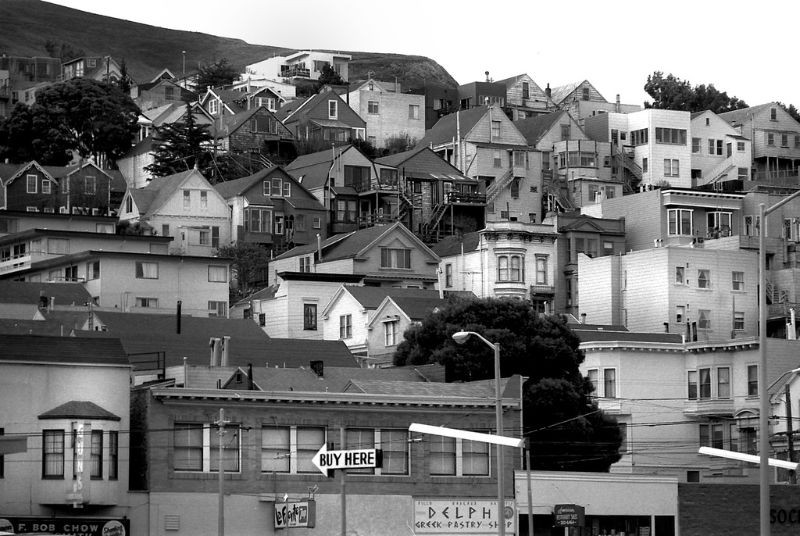 Những ngôi nhà trên triền đồi ở quận Bernal Heights, 1976. Ảnh: Dave Glass.