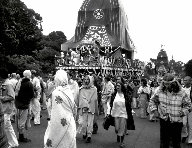 Đám rước Ấn Độ giáo Hare Krishna được tổ chức trong công viên Golden Gate, 1976. Ảnh: Dave Glass.