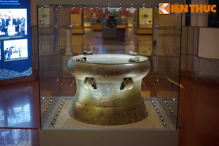 Một hiện vật Đông Sơn thu hút sự quan tâm không kém là trống đồng Sao Vàng, chiếc trống đồng Đông Sơn lớn nhất Việt Nam. Trống cao 86 cm, đường kính mặt 16 cm, được sưu tầm ở thị trấn Sao Vàng, Thọ Xuân, Thanh Hóa năm 2006.