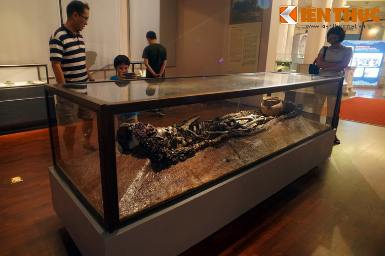 Gây chú ý đặc biệt trong các hiện vật Đông Sơn là mộ cổ Châu Can, được khai quật tháng 9/1974 tại cánh đồng xã Châu Can, huyện Phú Xuyên, Hà Nội. Ngôi mộ có quan tài bằng gỗ, bên trong có bộ hài cốt niên đại cách ngày nay khoảng 2.300 được chôn cùng nhiều đồ tùy táng.