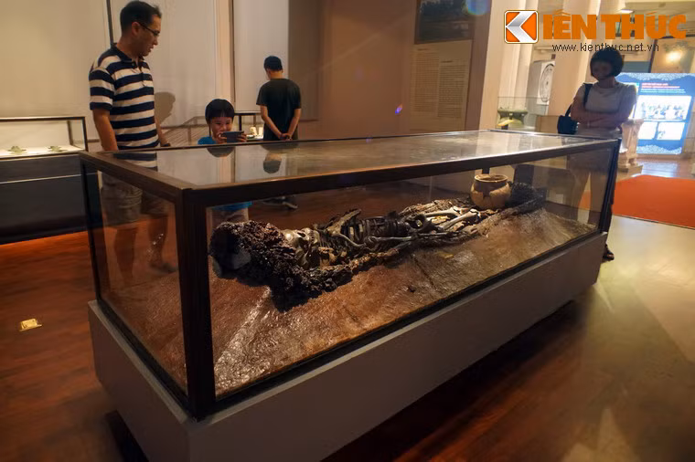 Gây chú ý đặc biệt trong các hiện vật Đông Sơn là mộ cổ Châu Can, được khai quật tháng 9/1974 tại cánh đồng xã Châu Can, huyện Phú Xuyên, Hà Nội. Ngôi mộ có quan tài bằng gỗ, bên trong có bộ hài cốt niên đại cách ngày nay khoảng 2.300 được chôn cùng nhiều đồ tùy táng.