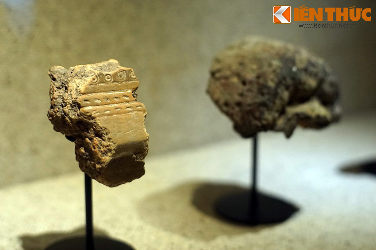 Mảnh khuôn đúc trống đồng và nồi nấu đồng có niên đại cách ngày nay khoảng 1.800-1.600 năm, khai quật tại Thành cổ Luy Lâu, Bắc Ninh năm 2014. Những hiện vật này đem lại nhiều thông tin quý giá về cách thức đúc trống đồng của người Việt cổ.