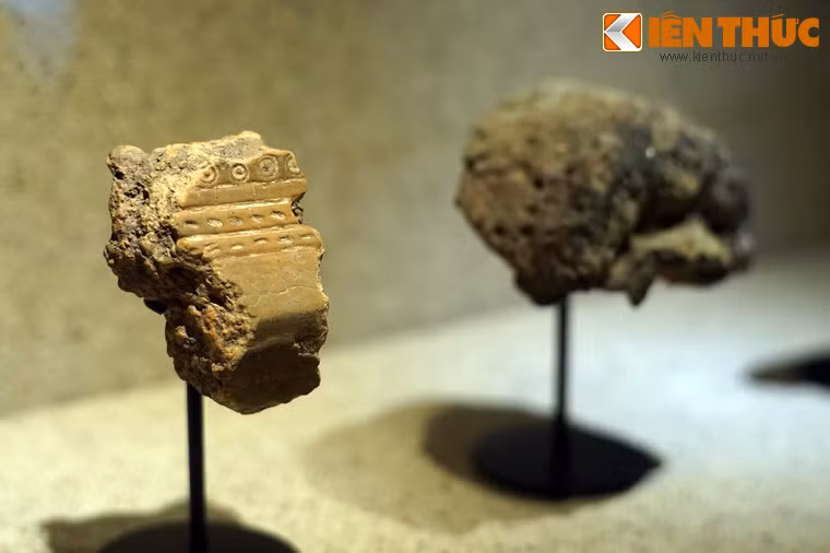 Mảnh khuôn đúc trống đồng và nồi nấu đồng có niên đại cách ngày nay khoảng 1.800-1.600 năm, khai quật tại Thành cổ Luy Lâu, Bắc Ninh năm 2014. Những hiện vật này đem lại nhiều thông tin quý giá về cách thức đúc trống đồng của người Việt cổ.