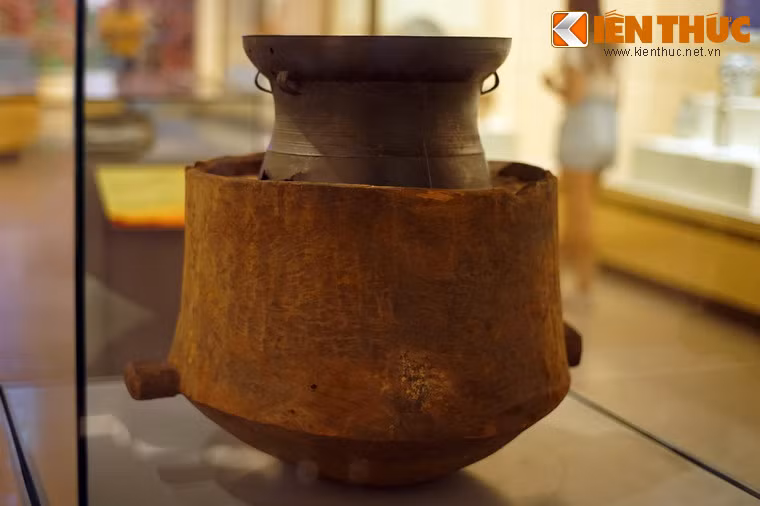 Trống đồng úp trên chum gỗ niên đại khoảng 2.000 năm trước, một loại hình cổ vật đặc biệt được tìm thấy trong khu mộ cổ ở Phú Chánh, Tân Uyên, Bình Dương. Hiện vật là minh chứng cho sự giao lưu văn hóa mạnh mẽ ở Đông Nam Bộ thời kỳ này.