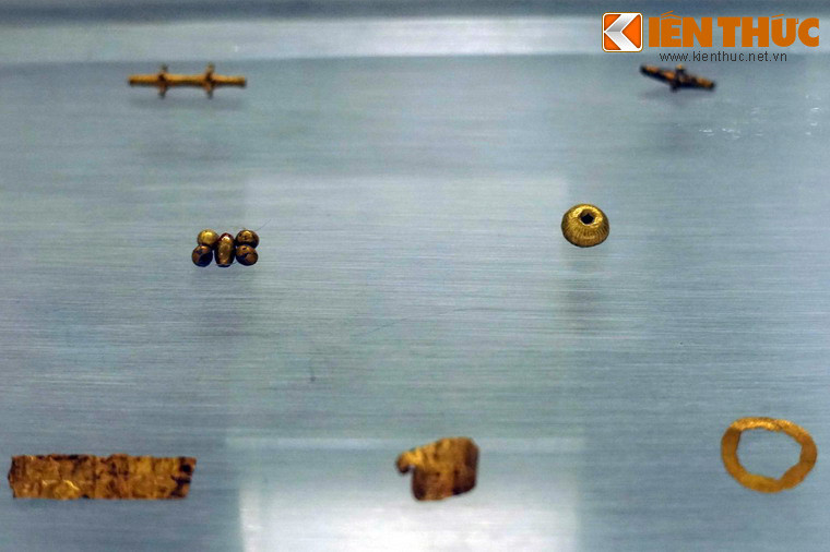 Những món trang sức bằng vàng khai quật tại Giồng Cá Vồ cho thấy trình độ cao trong việc chế tác kim loại cùng con mắt thẩm mỹ tinh tế của cư dân Đông Nam Bộ xưa.