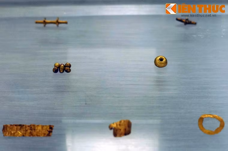 Những món trang sức bằng vàng khai quật tại Giồng Cá Vồ cho thấy trình độ cao trong việc chế tác kim loại cùng con mắt thẩm mỹ tinh tế của cư dân Đông Nam Bộ xưa.