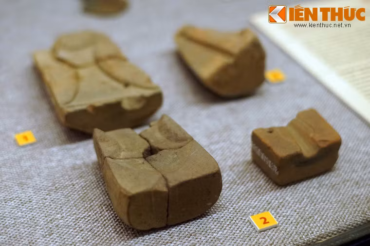 Khuôn đúc rìu, lao và lục lạc có niên đại cách ngày nay khoảng 2.500-2.000 năm, thuộc nền văn hóa Đồng Nai. Các hiện vật này phản ánh những tiến bộ kỹ thuật và đặc trưng của giai đoạn phát triển cao trong truyền thống văn hóa Đồng Nai.