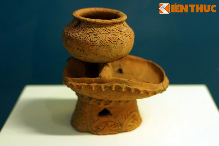 Cà ràng và nồi được chôn trong mộ táng thuộc văn hóa Đồng Nai, khai quật tại di chỉ Giồng Cá Vồ, Cần Giờ, TP.HCM năm 1994.