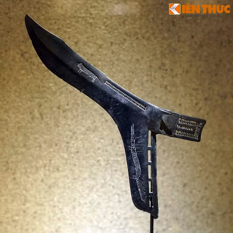 Lưỡi qua bằng đồng thuộc văn hóa Đông Sơn được khai quật ở Núi Voi, Hải Phòng năm 1921. Hiện vật mang những yếu tố văn hóa Đông Sơn đặc sắc như hình cá sấu, voi, chim, hổ...