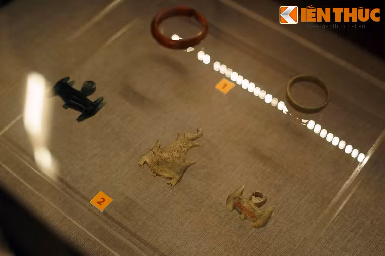 Các loại đồ trang sức bằng đá ngọc, thủy tinh được khai quật tại Giồng Cá Vồ. Đây là một khu di tích mộ chum đồng thời là di chỉ cư trú và sản xuất thủ công quan trọng của nền văn hóa Đồng Nai.