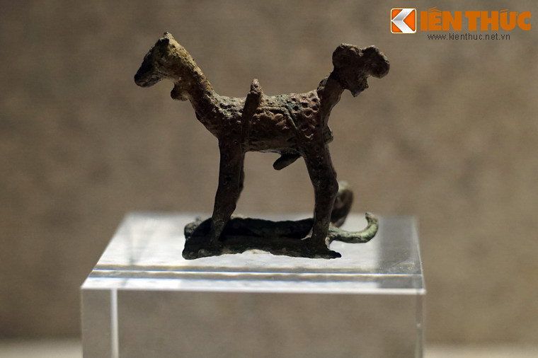 Văn hóa Đồng Nai từng phát triển rực rỡ ở vùng Đông Nam Bộ thời cổ đại. Hiện vật tiêu biểu cho nền văn hóa này là bức tượng động vật bằng đồng niên đại khoảng 2.500 năm trước, khai quật ở Dốc Chùa, Tân Uyên, Bình Dương. Hiện vật này đã được công nhận là Bảo vật quốc gia.